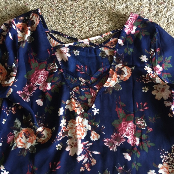 Floral bell sleeve sheer top - Picture 3 of 4